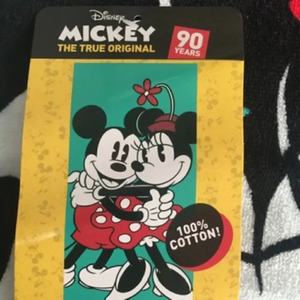 NWT Disney Mickey & Minnie Mouse Hug Green,Red,White & Black 38”x58” Beach Towel